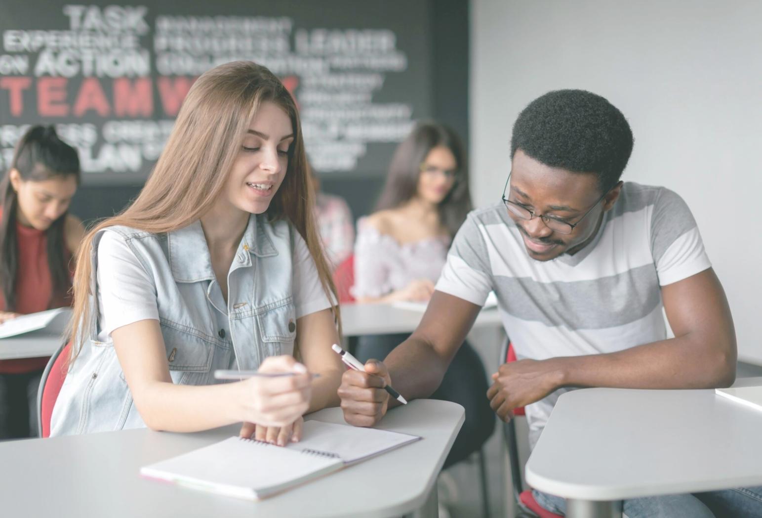 Salle de formation moderne avec équipements technologiques