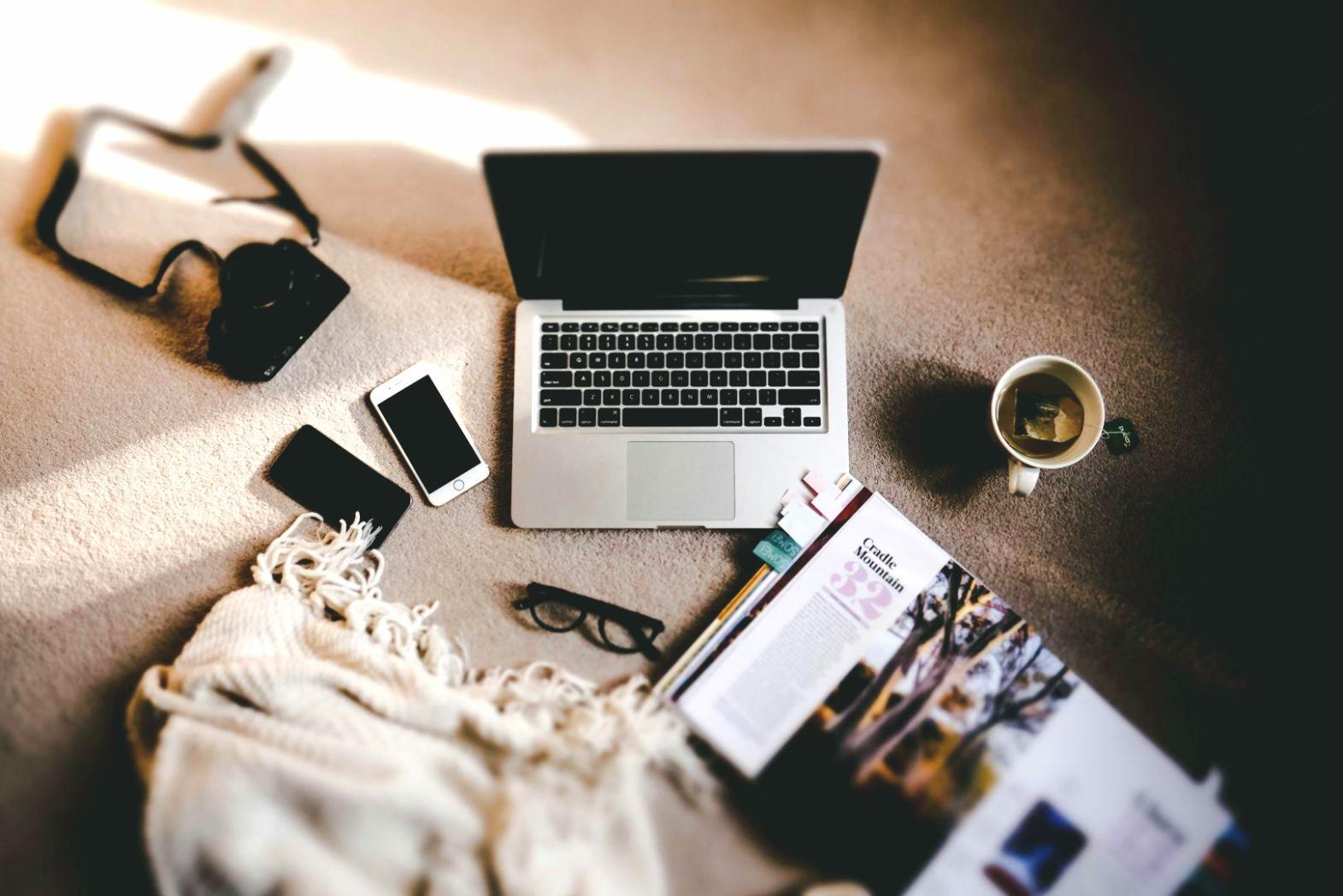 Collaboration d'équipe dans un environnement professionnel moderne